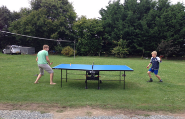 G�ste beim Tischtennisspiel