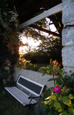 Die Bank am Sommer-Esszimmer